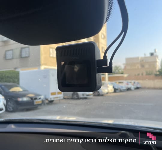 מצלמת רכב מותקנת על שמשת הרכב